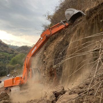 Trabaja Infraestructura en liberación del camino a Tochimizolco-San Martín Zacatempa