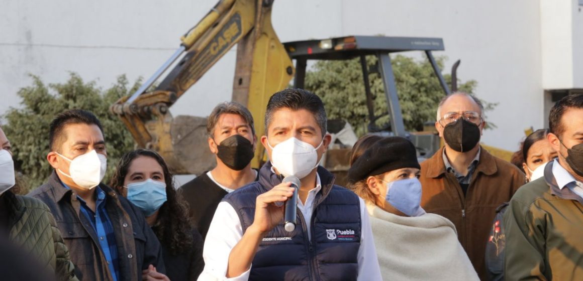 Eduardo Rivera supervisa avance de pavimentación en Camino Real