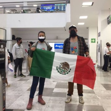 Biólogos mexicanos varados en Tonga llegan a CDMX