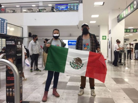 Biólogos mexicanos varados en Tonga llegan a CDMX