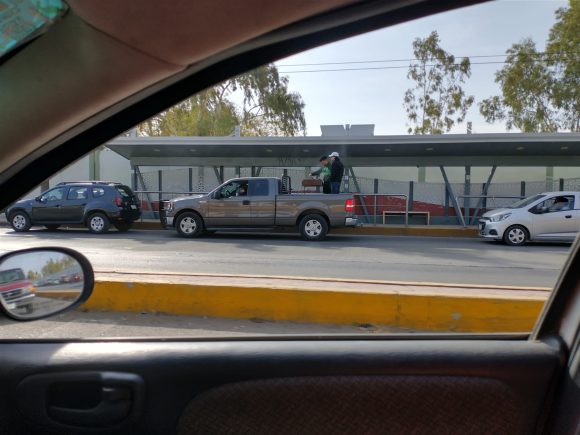Arman carne asada en plena fila de vacunación