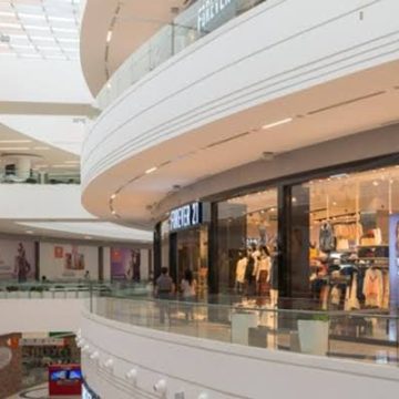Centros comerciales y antros se suman a reducir aforos en Puebla