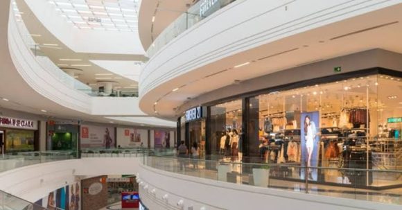 Centros comerciales y antros se suman a reducir aforos en Puebla