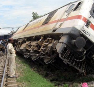 Sube conteo a 9 personas que pierden la vida tras accidente de tren en la India