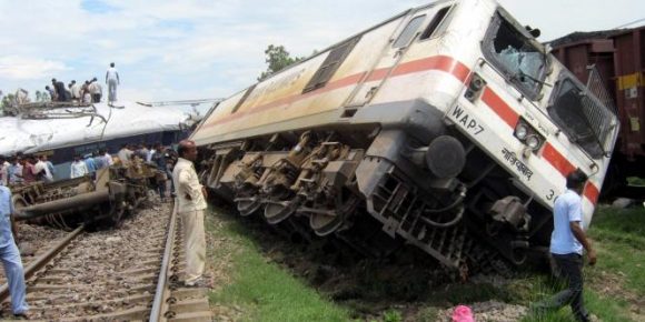 Sube conteo a 9 personas que pierden la vida tras accidente de tren en la India