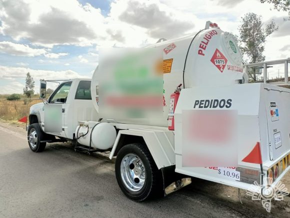 Detiene Policía Estatal a chófer de pipa con gas presuntamente ilícito