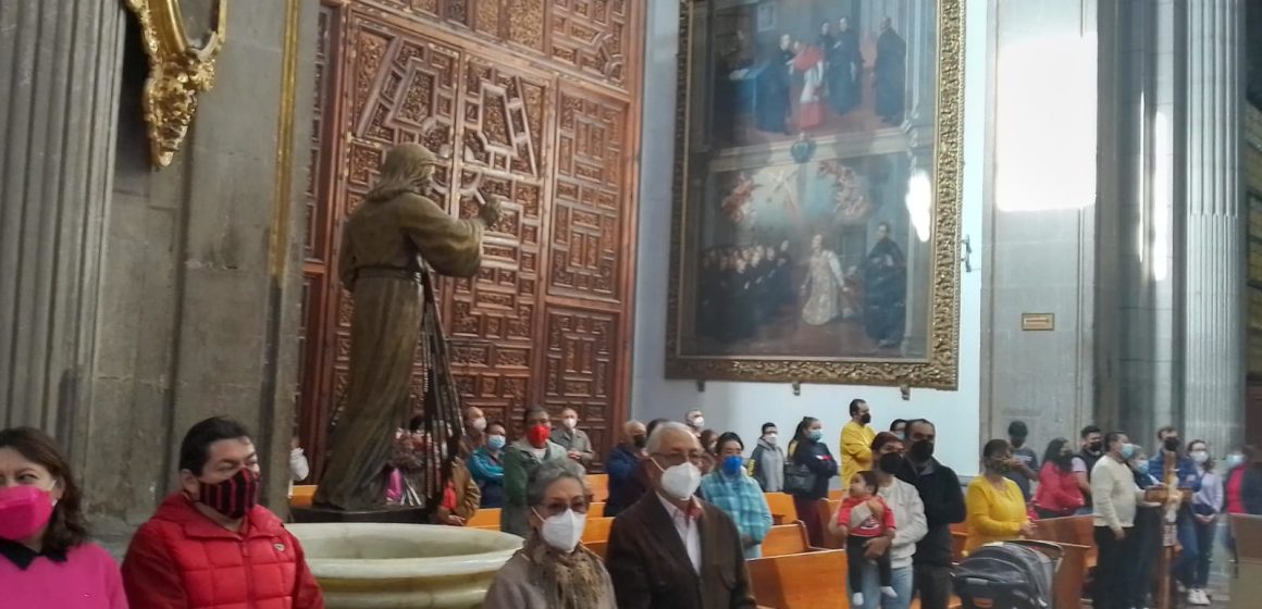 Pide arzobispo de Puebla redoblar esfuerzos para frenar contagios de Covid-19