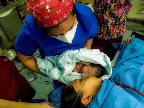 Nacen 2 bebés poblanos en los primeros minutos del 2022