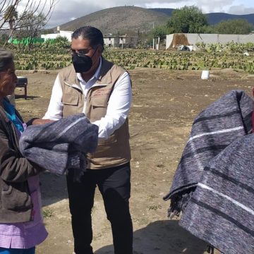 Lleva SEDIF apoyos a familias afectadas por contingencia en Tlachichuca y Acatzingo
