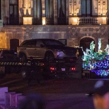 (VIDEO) Abandonan camioneta con 6 cuerpos frente a Palacio de Gobierno en Zacatecas