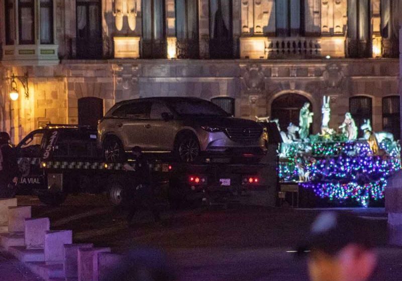 (VIDEO) Abandonan camioneta con 6 cuerpos frente a Palacio de Gobierno en Zacatecas