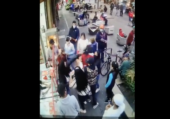 (VIDEO) Agreden a pareja de mujeres por darse un beso y ser “mala influencia”