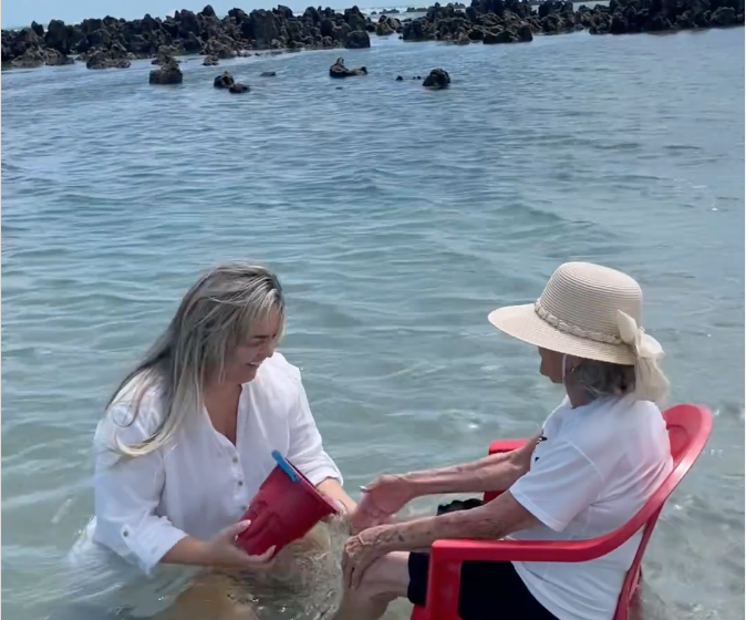 Mujer lleva a su abuelita a conocer el mar