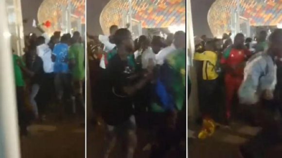 (VIDEO) ¡Tragedia en el futbol africano! Reportan seis muertos tras intento de portazo