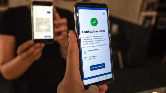 Italia limita a los antivacunas: solo pueden comprar bienes esenciales