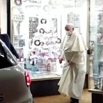 Sorprende Papa Francisco al salir del Vaticano a una tienda de discos