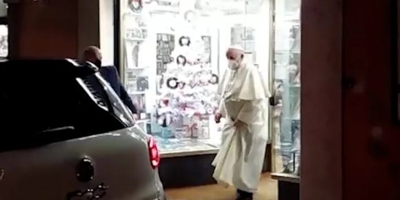 Sorprende Papa Francisco al salir del Vaticano a una tienda de discos
