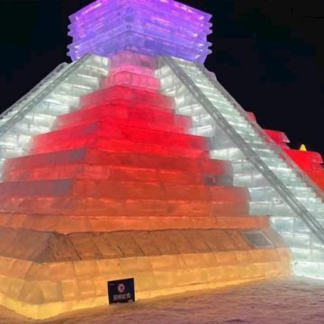 Pirámide de Kukulkán de hielo se exhibe en festival del norte de China