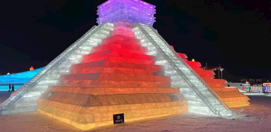 Pirámide de Kukulkán de hielo se exhibe en festival del norte de China