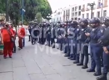 En pleno zócalo policías y ambulantes se enfrentaron