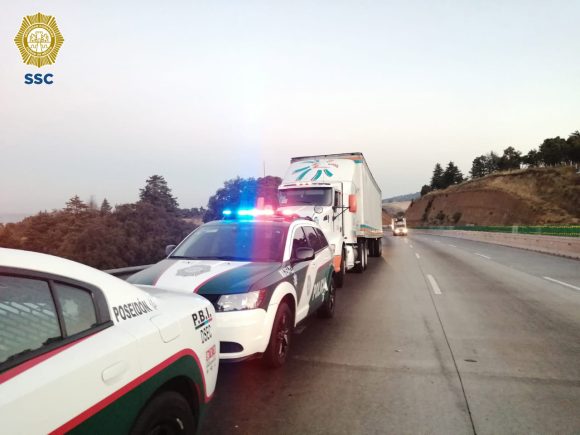 (FOTOS) Intentan asaltar a tráileres en la México-Puebla; termina en balacera