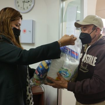 Otorga SEDIF despensas a exempacadores de tiendas departamentales