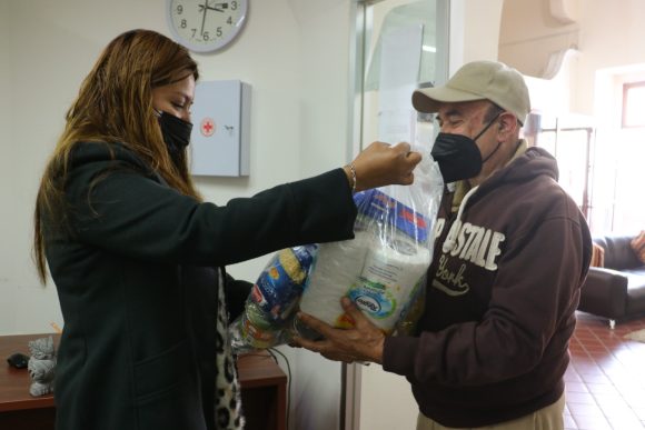 Otorga SEDIF despensas a exempacadores de tiendas departamentales