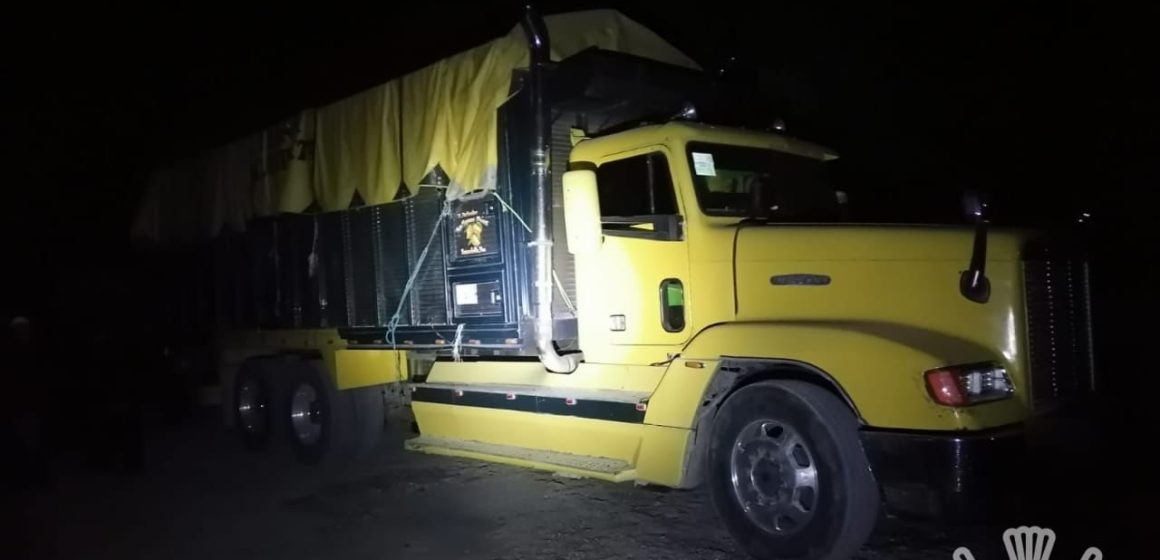 Policía Estatal recupera camión con mercancía presuntamente robada