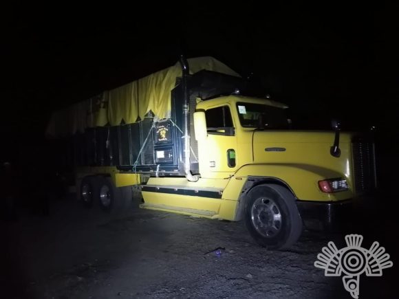 Policía Estatal recupera camión con mercancía presuntamente robada