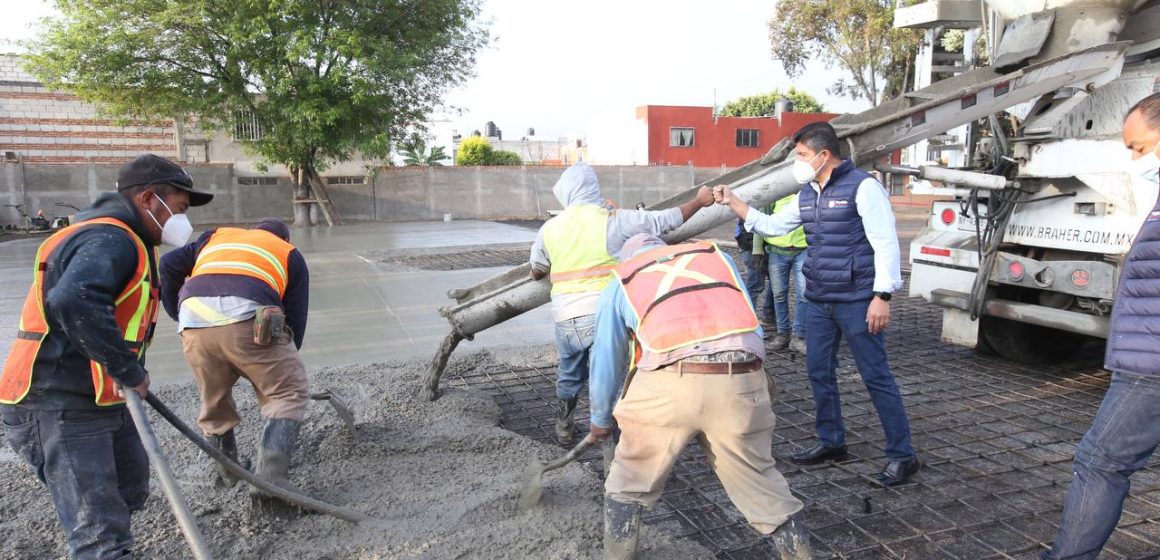 Eduardo Rivera inspecciona construcción del Parque Tabachines