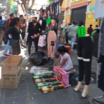Ambulantes ganan el Centro de Puebla en el “Día de Reyes”