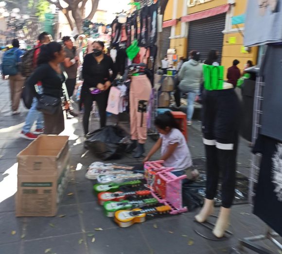 a707cbbb-b954-4c3c-93a0-5962d060b609 Ambulantes ganan el Centro de Puebla en el “Día de Reyes”