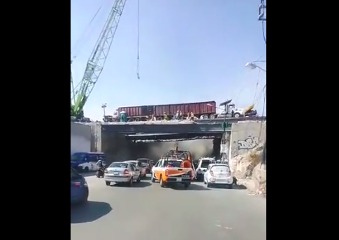 Colapsa parte de un puente sobre la autopista México-Pachuca