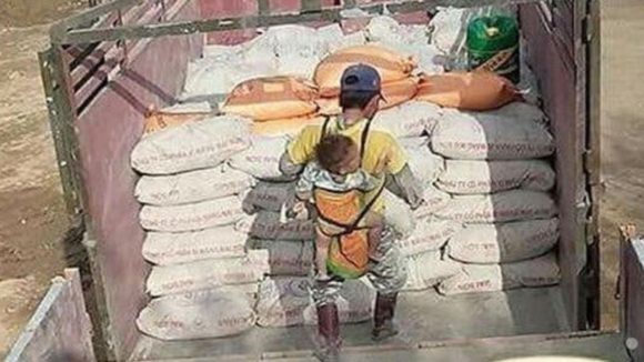 Viudo y solo lleva a su pequeño a trabajar como albañil