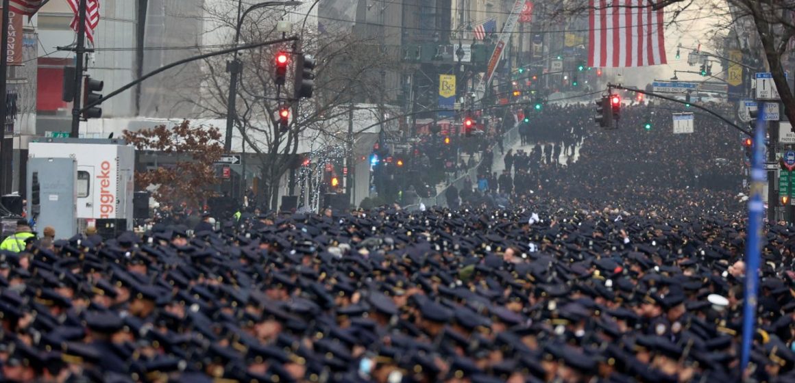 (VIDEOS) Policías despiden a compañero fallecido en Nueva York