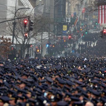 (VIDEOS) Policías despiden a compañero fallecido en Nueva York