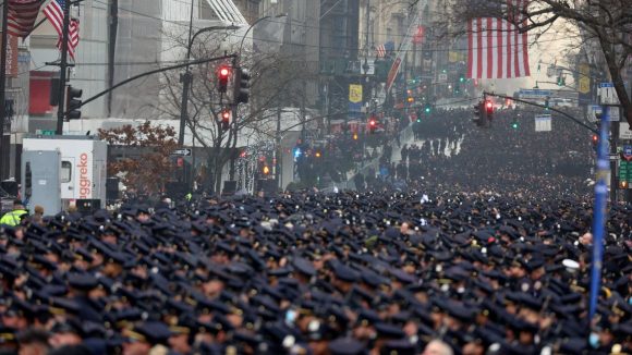 (VIDEOS) Policías despiden a compañero fallecido en Nueva York