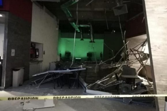 Dos personas lesionadas tras el colapso del techo en sala Cinemex en Las Torres