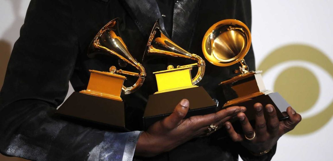 Posponen premios Grammy por incremento de contagios de variante Ómicron