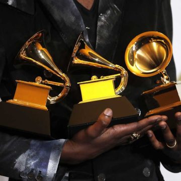 Posponen premios Grammy por incremento de contagios de variante Ómicron