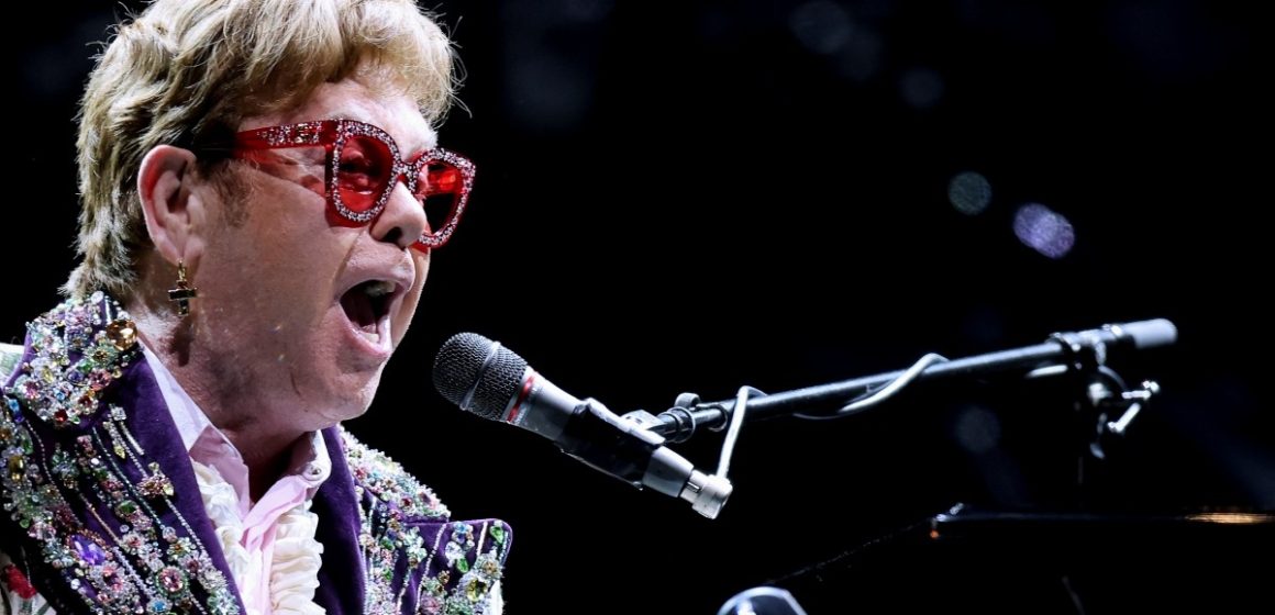Elton John pospone concierto en Dallas por dar positivo a COVID-19