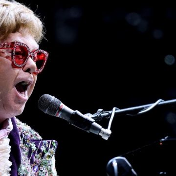 Elton John pospone concierto en Dallas por dar positivo a COVID-19