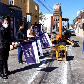 Supervisa Paola Angón sustitución de tuberías en el barrio de Xixitla