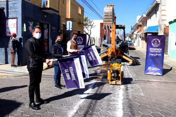 Supervisa Paola Angón sustitución de tuberías en el barrio de Xixitla