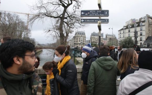 Francia marca récord diario de casos covid; reportan 465 mil positivos