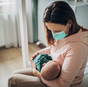 Mamás vacunadas contra covid transmiten anticuerpos a bebés a través de leche materna
