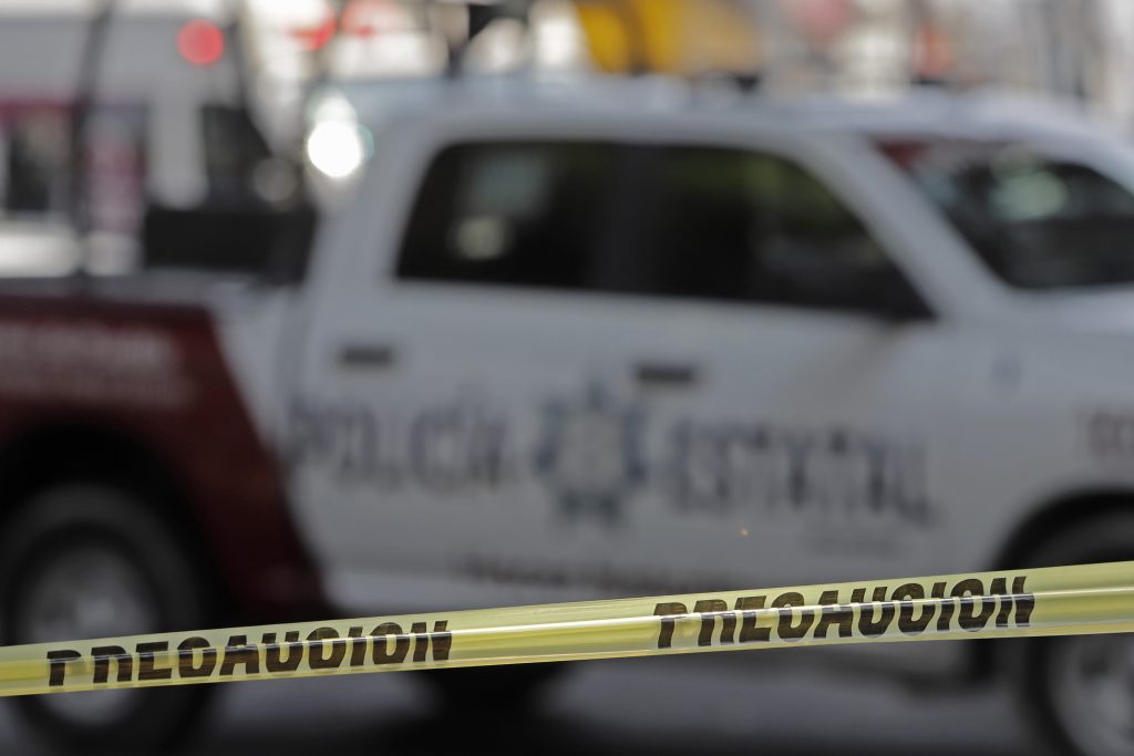 Captan a policías de Teopantlán ebrios y escuchando narcocorridos en patrulla nueva 2 linea de policia 460347