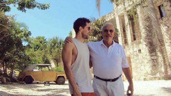 Luis Gerardo Méndez recuerda muerte de su padre por COVID-19 ; pide vacunarse