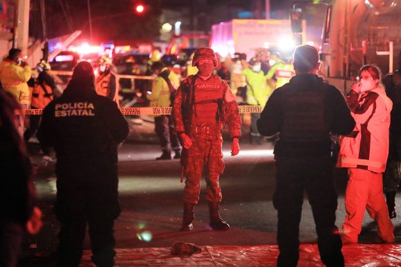 Rescatan Cuerpo de Bomberos y Protección Civil a afectados por explosión en 2 Poniente