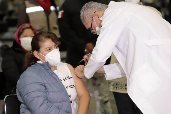 VACUNA COVID-19 . PERSONAL EDUCATIVO Reporta Salud alza en casos por COVID-19